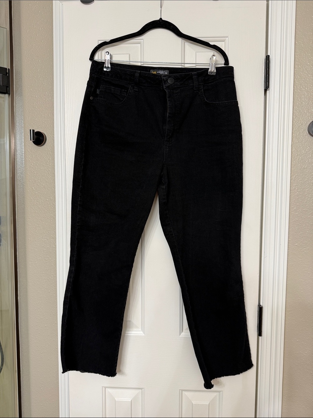 Lee Straight Leg Women's cropped
Jeans in Black with raw hem